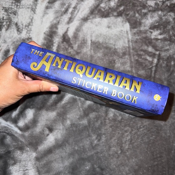 The Antiquarian Sticker Book (Over 1,000 Exquisite Victorian Stickers) - Picture 3 of 7